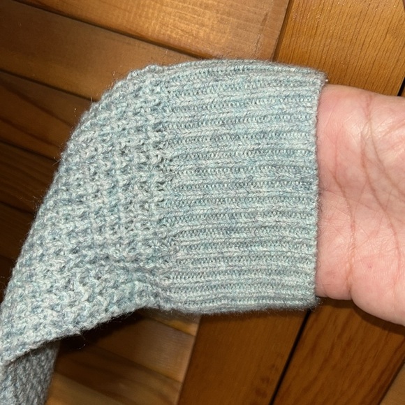 Hollister Sweater Size Small - Picture 4 of 9